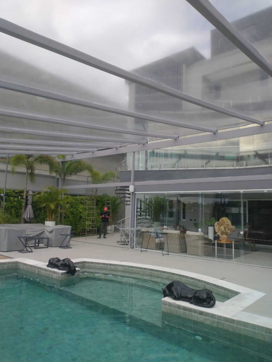 Benefícios da Cobertura de Piscina para Eventos e Dicas de Cuidados 1 Cobertura área da piscina - Benefícios da Cobertura de piscina - Cobertura transparente para piscinas em São Paulo e Região Opções Coberturas para eventos - Coberturas para piscinas