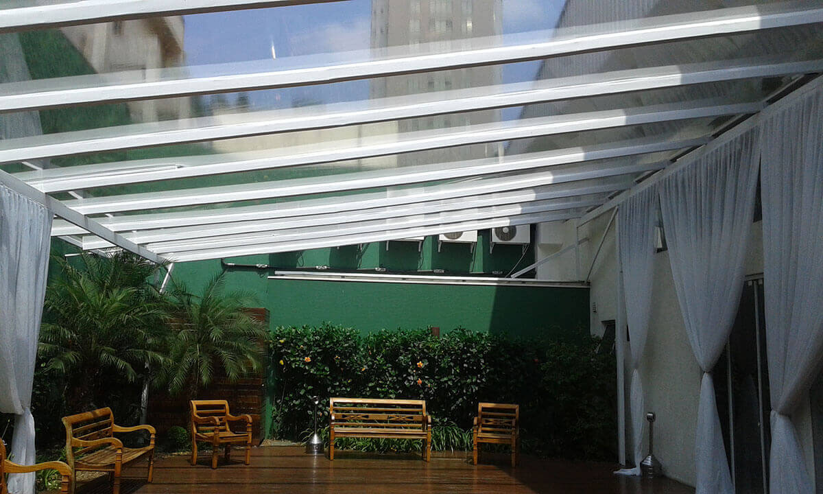 Cobertura transparente com cortinado - Locação de cobertura para eventos Pisos Cortinas Tablados Forrações Tendas Arquibancadas São Paulo
