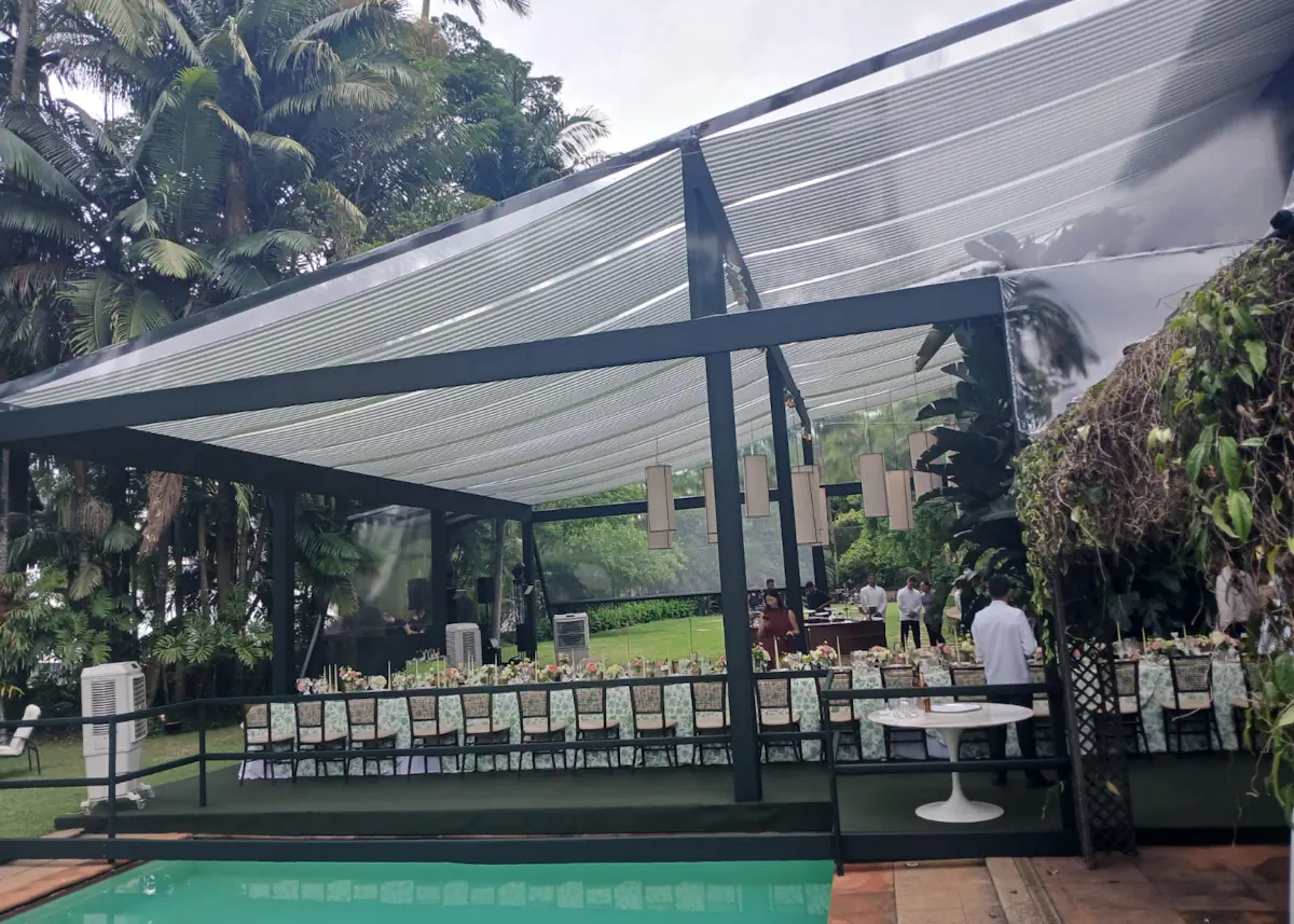 Cobertura transparente com tecido sobreposto, e piso com forração em carpete - Aluguel de Coberturas para Eventos - Opcoes coberturas (2)