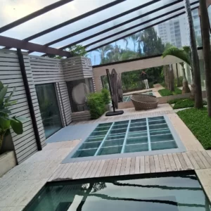 Cobertura transparente e pista de vidro sobre piscina em São Paulo SP - Opções Coberturas